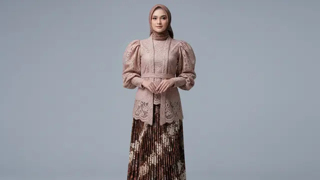 Model Lengan Balon (Puff Sleeves) dengan Rok Plisket Sido Mukti