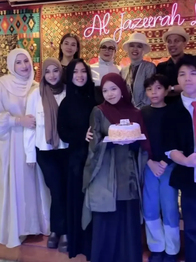 Dua Menantu Tersayang Aurel Hermansyah dan Aaliyah Massaid hadir di Kejutan Ulang Tahun Geni Faruk. [@aurelie.hermansyah]