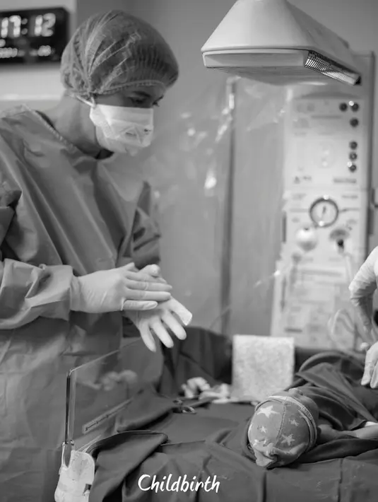 Mengingat ia dan Zaskia menanti kehadiran buah hati sudah selama 10 tahun, jadi saat melihat sosok anaknya lahir pun membuat Irwansyah terdiam kaku. Sempat tidak percaya dan tercampur rasa bahagia. (Instagram/irwansyah_15)