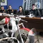 Menteri Keuangan Sri Mulyani bersama Menteri BUMN Erick Thohir dan Dirjen Bea Cukai Kemenkeu Heru Pambudi saat konferensi pers terkait penyelundupan motor Harlery Davidson dan sepeda Brompton menggunakan pesawat baru milik Garuda Indonesia di Jakarta, Kamis (5/12/2019). (merdeka.com/Iqbal S Nugroho)