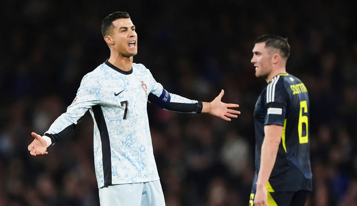 Cristiano Ronaldo tampak frustrasi setelah gagal mencetak gol ke-907. (Andrew Milligan/PA via AP)