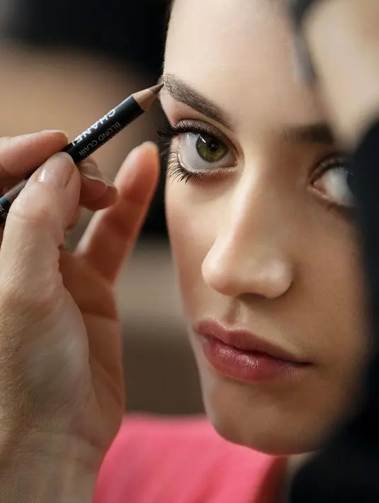 <p>Untuk menciptakan efek halo, pertegas riasan mata dengan menggunakan Stylo Ombre Et Contour in Contour Clair dan dipadukan dengan retractable duo eyelid brush N° 200. (Dok/Chanel).</p>