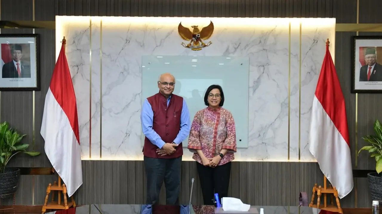 Menteri Keuangan (Menkeu) Sri Mulyani Indrawati menerima kunjungan Vice President of Operations dari Multilateral Investment Guarantee Agency (MIGA) Junaid Kamal Ahmad, di kantor Kementerian Keuangan, Jakarta, Jumat (26/1/2024).