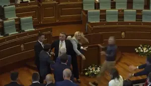 Plt PM Kosovo Dilempari Telur di Parlemen, Sidang Berujung Ricuh