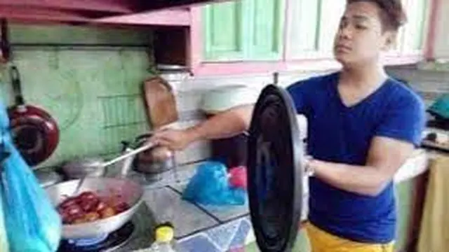 6 Aksi Cowok Bak Perang Saat Masak Ini Nyeleneh, Bikin Ngakak