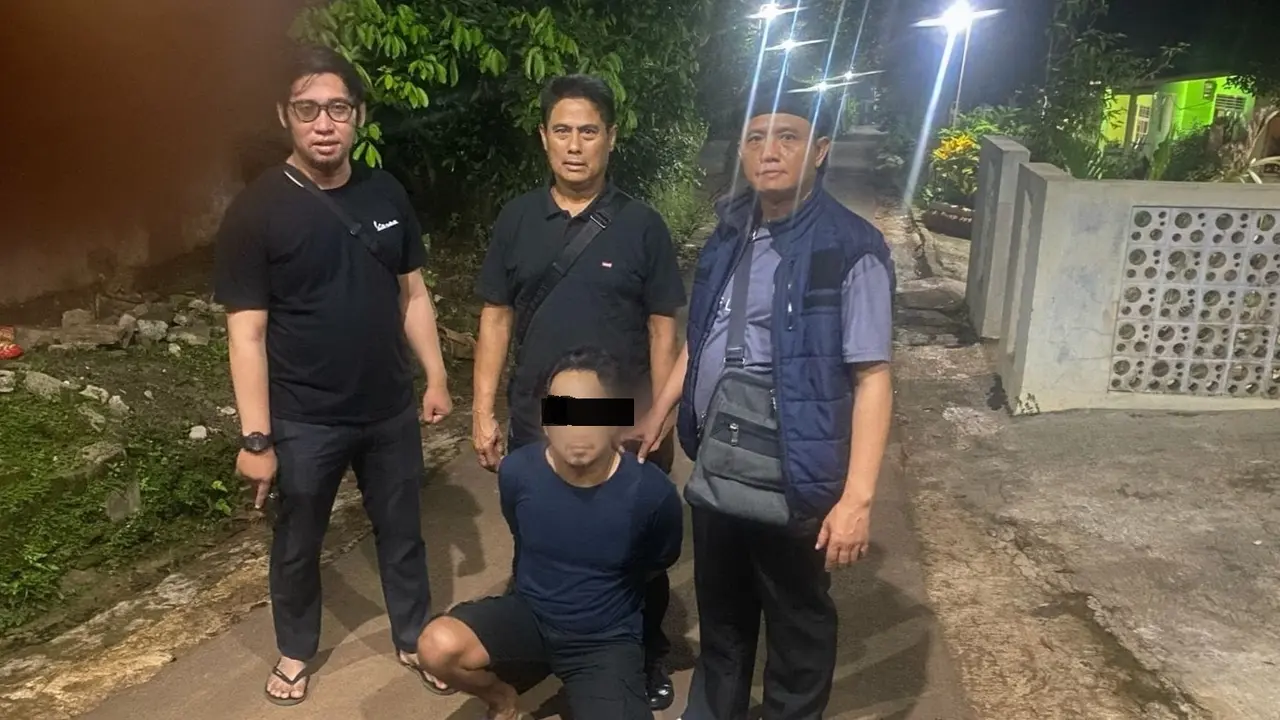 Jajaran Polsek Kebon Jeruk menangkap seorang pemuda berinisial MA (29) yang nekat membacok tetangganya, MI (30) karena merasa tersinggung.