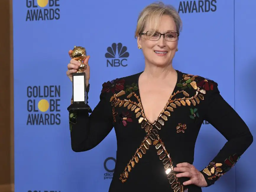 Aktris Meryl Streep berpidato di atas panggung Golden Globe Awards 2017 ketika memperoleh penghargaan yang dinamakan dengan Cecil B. DeMill Award. Pidato penuh semangat itu diakhirinya dengan mengenang sosok Carrie Fisher. (AFP/Bintang.com)