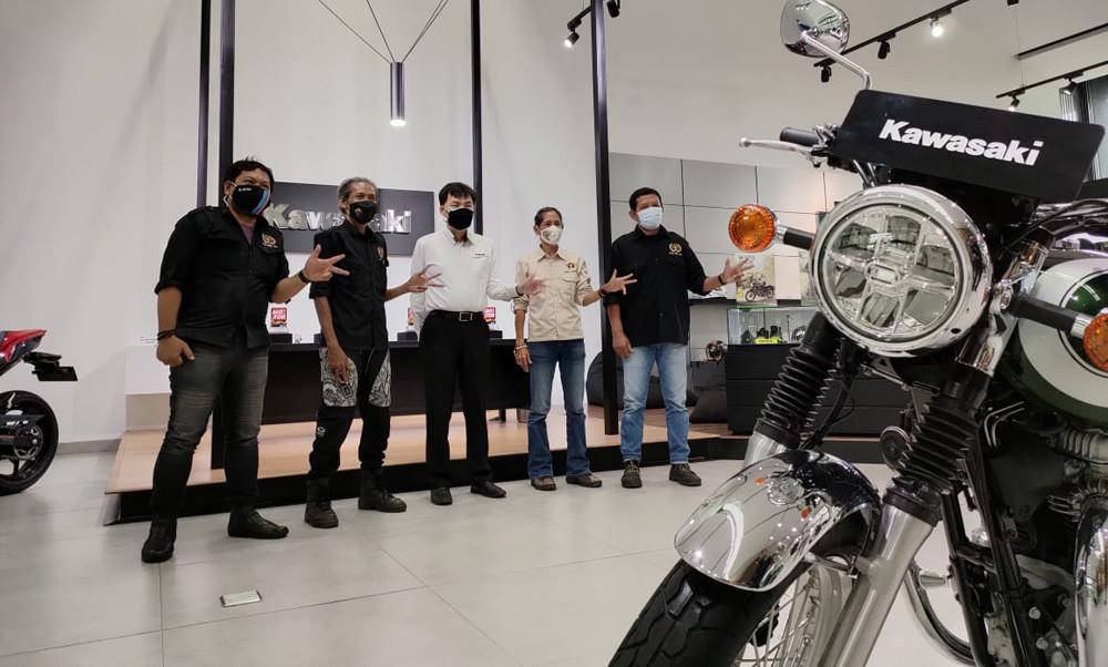 Peserta touring diterima Michael C Tanadhi, Head Sales and Promotion KMI.