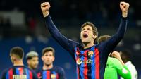 Pemain Barcelona, Marcos Alonso merayakan kemenangan pada laga leg pertama semifinal Copa Del Rey 2022/2023 melawan Real Madrid di Santiago Bernabeu, Madrid, Jumat (03/03/2023) WIB. Laga berakhir dengan skor 1-0 untuk kemenangan Barcelona. (AFPJavier Soriano)