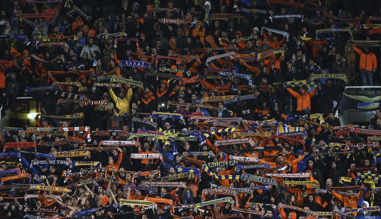 Suporter APOEL membentangkan slayer saat mendukung timnya melawan Real Madrid pada laga Liga Champions grup H di GSP stadium, Nicosia, (21/11/2017). Madrid menang 6-0. (AP/Petros Karadjias)
