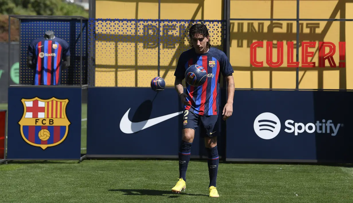 Pemain baru Barcelona Hector Bellerin berpose untuk foto saat diperkenalkan secara resmi menjelang Liga Champions kontra Viktoria Plzen di Ciudad Deportiva dekat Barcelona pada 6 September 2022. Bellerin adalah jebolan akademi Barca sebelum bermain untuk Arsenal dan Real Betis. (Photo by Josep LAGO / AFP)