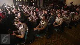Sejumlah polisi wanita (polwan) duduk di samping pendukung Ahok saat Debat Final di Bidakara, Jakarta, Jumat (10/2). (Liputan6.com/Faizal Fanani)