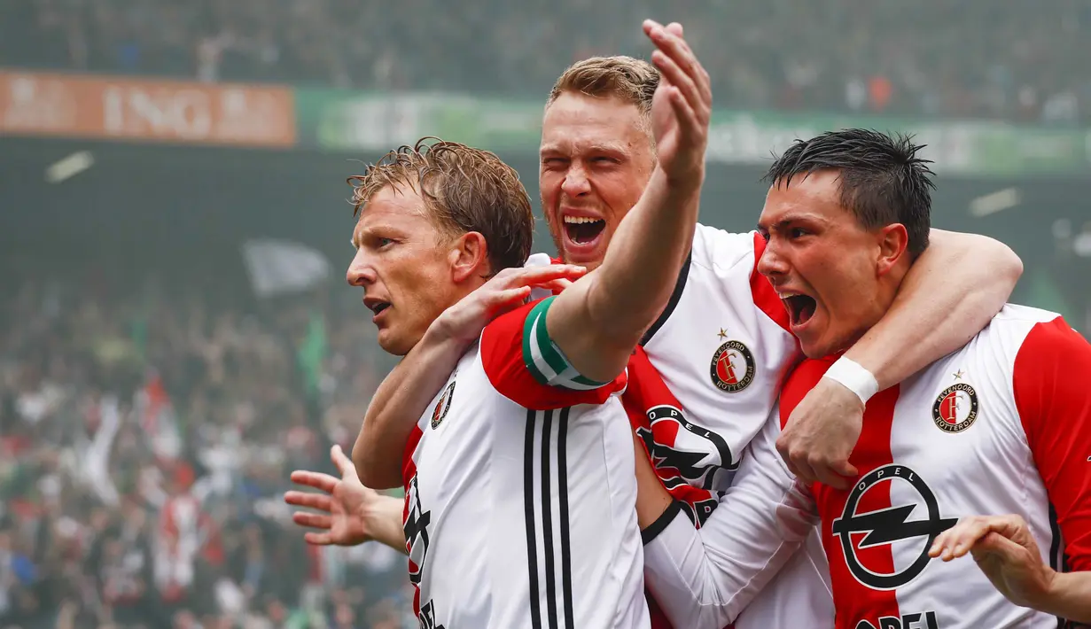 Para pemain Feyenoord merayakan gol  Dirk Kuyt (kiri) saat melawan Heracles Almelo pada laga Eredivisie di  Kuip stadium, Rotterdam, (14/5/2017).  Feyenoord menang 3-1. (EPA/Robin Van Lonkhuijsen)