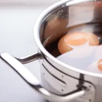 Ilustrasi merebus telur (copyright Freepik)