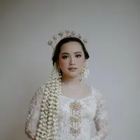 Kabar bahagia datang dari Rachel Amanda. Dia baru saja dinikahipengusaha bernama Narawastu Indrapradna atau akrab disapa Nara pada Sabtu (12/11/2022). Berikut potret Rachel Amanda yang tampil memesona di hari bahagia: [instagram/hibikiwedding]