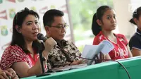 Kabid Binpres PP PBSI, Susi Susanti (kiri) memberi keterangan terkait Kejurnas PBSI 2017 Gubernur Kepulauan Bangka Belitung di Jakarta, Jumat (24/11). Kejurnas digelar di Pangkalpinang pada 28 November-2 Desember. (Liputan6.com/Helmi Fithriansyah)