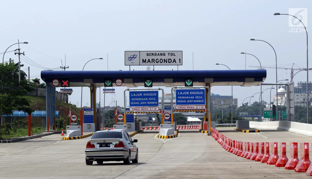 Pengendara melintasi ruas tol Cijago Seksi II, Depok, Jawa Barat, Selasa (4/6/2019). Untuk mendukung kelancaran arus mudik Lebaran di wilayah Jawa Barat, Kementerian PUPR membuka ruas tol Cijago Seksi II secara fungsional dari gerbang tol Cisalak hingga Kukusan I. (Liputan6.com/Helmi Fithriansyah)