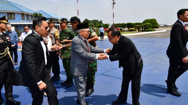 Ma'ruf Amin saat bertolak ke Jepang di Bandara Halim Perdanakusuma