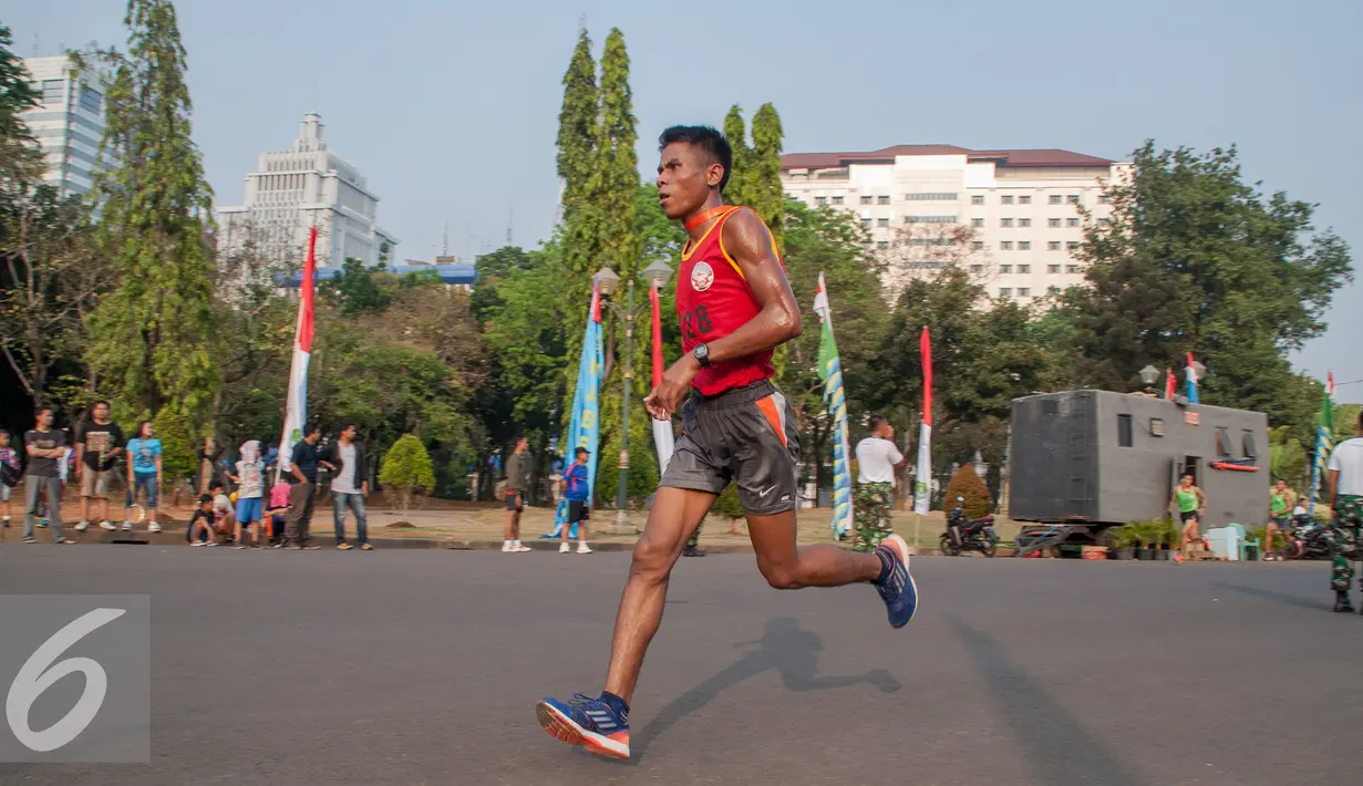 Seorang peserta berlari saat mengikuti lomba lari 10K di Silang Monas, Jakarta, Minggu (27/9/2015). Lomba lari tersebut dibuka oleh Panglima TNI Jenderal TNI Gatot Nurmantyo dan digelar untuk memperingati Hut TNI ke 70. (Liputan6.com/Faizal Fanani)