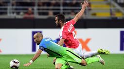 Pemain Inter Milan, Rodrigo Palacio, dilanggar pemain Hapoel Beer-Sheva, Miguel Vitor, pada laga Grup K Liga Europa di Giuseppe Meazza, Milan, Jumat (16/9/2016) dini hari WIB. (AFP/Giuseppe Cacace) 