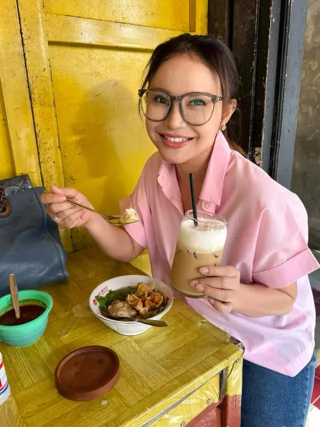 Gaya Rossa saat Jajan di Kaki Lima, Ajak Netizen Dukung UMKM Lokal