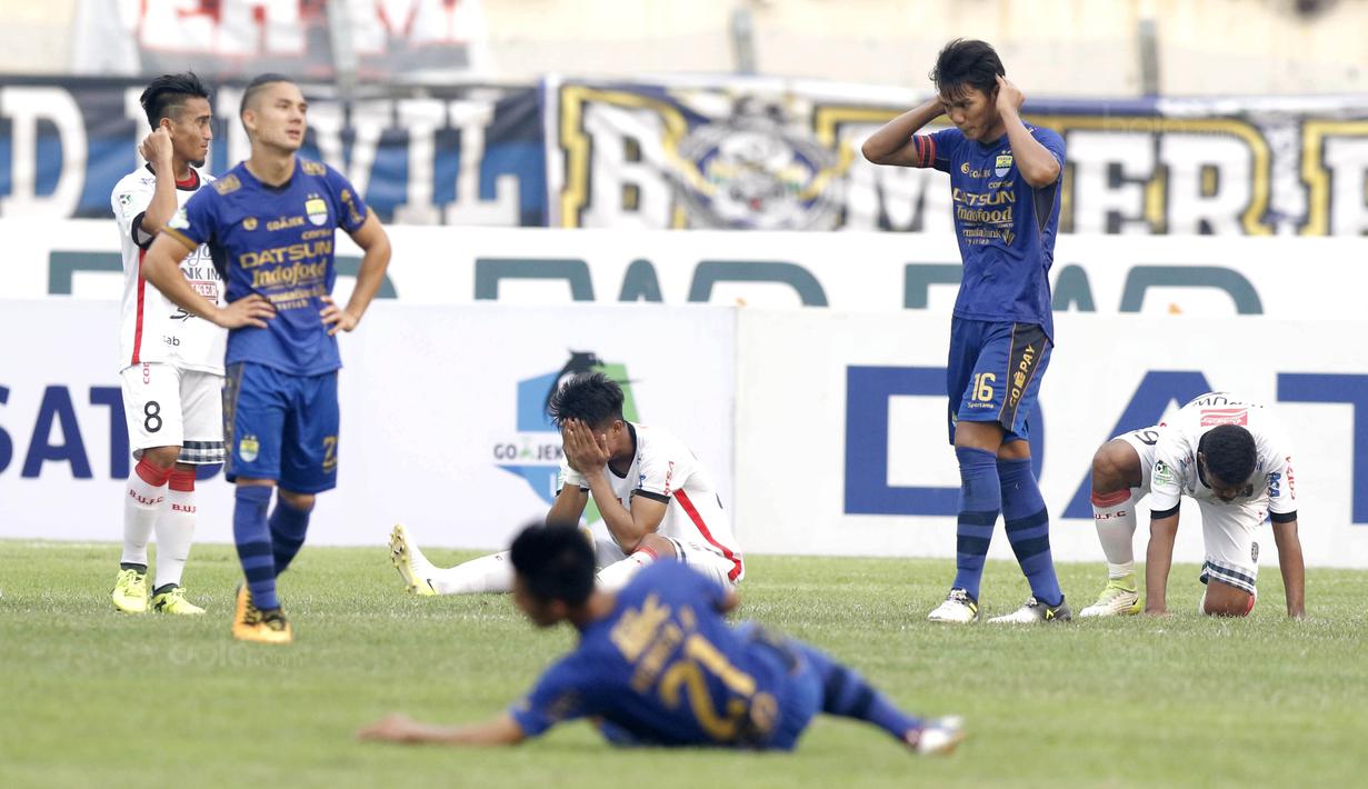 Kapten Persib, Achmad Jufrianto, tampak sedih usai gagal meraih kemenangan atas Bali United pada laga Liga 1 Indonesia di Stadion Si Jalak Harupat, Bandung, Kamis (21/9/2017). Persib bermain imbang 0-0 dengan Bali United. (Bola.com/M Iqbal Ichsan)