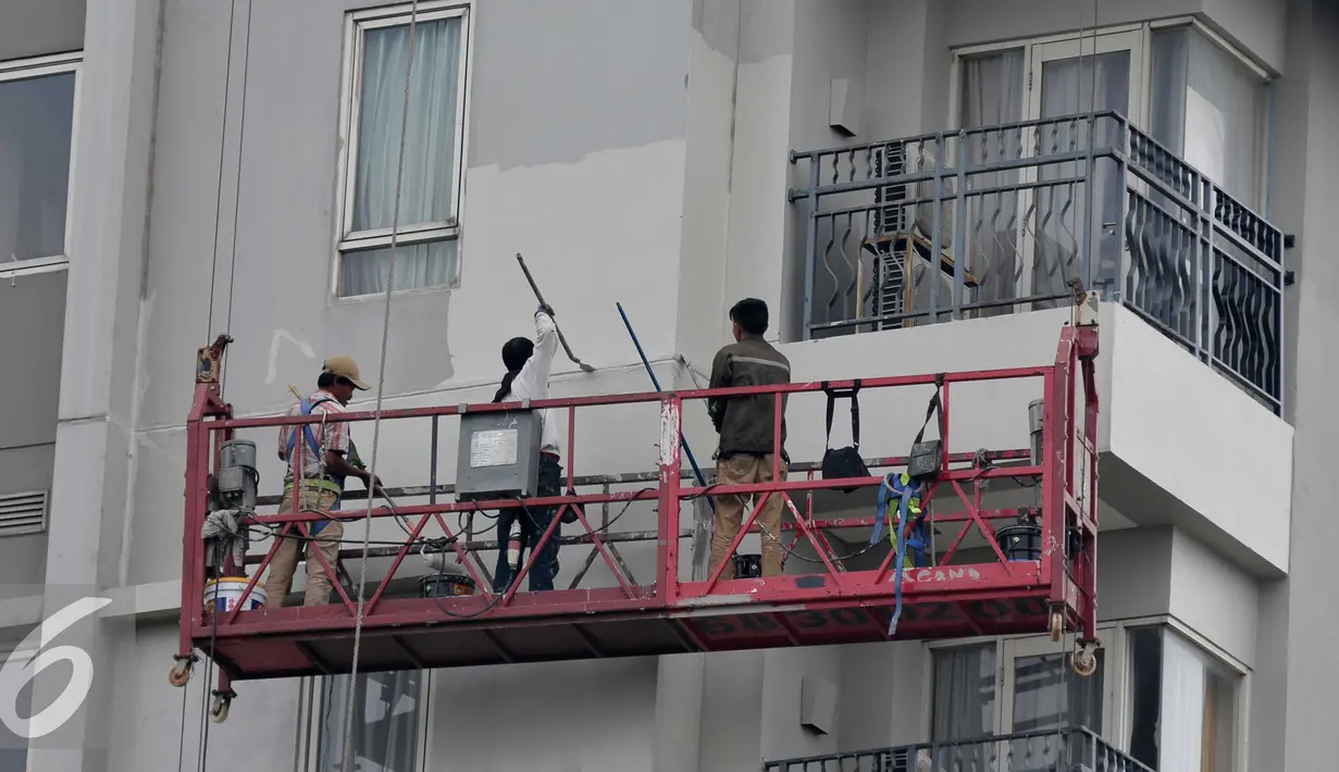 Sejumlah pekerja menyelesaikan pengecetan apartemen di kawasan Permata Hijau, Jakarta, Kamis (25/6/2015). Lemahnya kesadaran tenaga kerja memanfaatkan fasilitas keselamatan menjadi salah satu penyebab tingginya angka kecelakaan. (Liputan6.com/Johan Tallo)