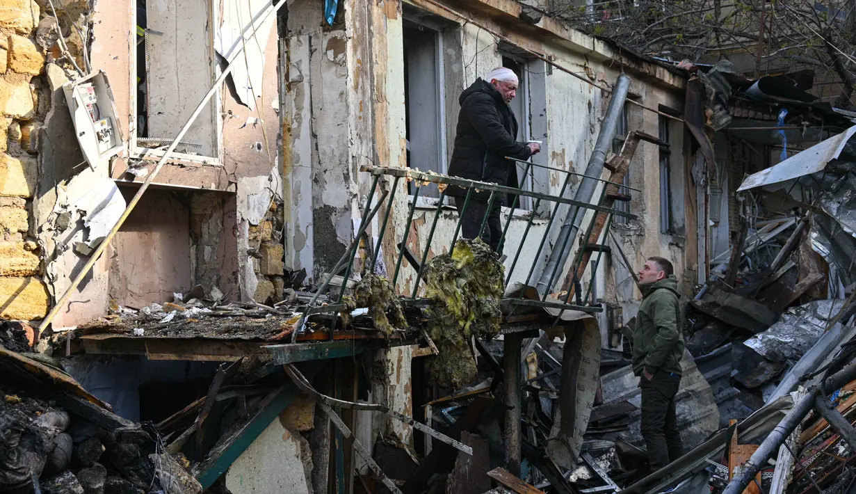 Sebagai informasi, invasi skala penuh Rusia ke Ukraina dimulai sejak 24 Februari 2022. Tampak dalam foto, seorang pria yang terluka berdiri di halaman sebuah rumah tinggal yang hancur akibat serangan Rusia di Odesa, Ukraina, Jumat 24 April 2026. (AP Photo/Michael Shtekel)