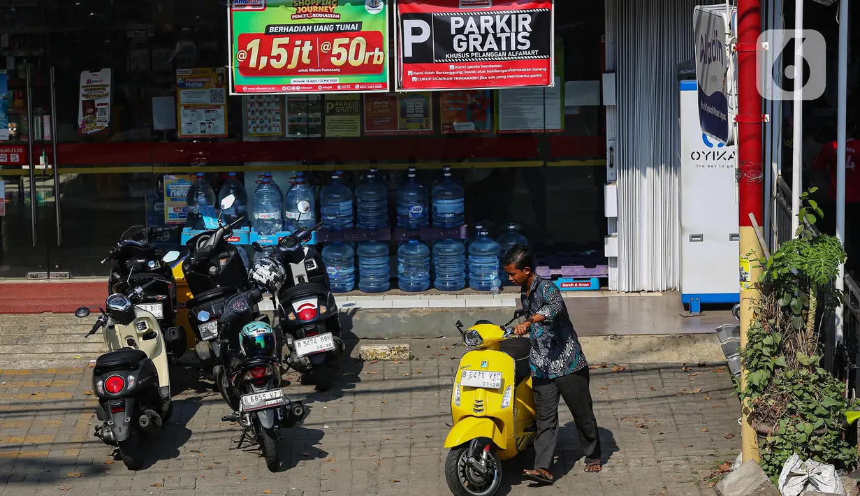 Aktivitas juru parkir liar memindahkan atau memarkirkan kendaraan warga di salah satu minimarket di Jakarta, Senin (5/5/2025). (Liputan6.com/Angga Yuniar)