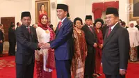 Presiden Joko Widodo (Jokowi) memberi ucapan selamat kepada Menteri Sosial Idrus Marham seusai acara pelantikan di Istana Negara, Jakarta, Rabu (17/1). Idrus diangkat sebagai Menteri Sosial menggantikan Khofifah Indar Parawansa. (Liputan6.com/Pool/Randi)