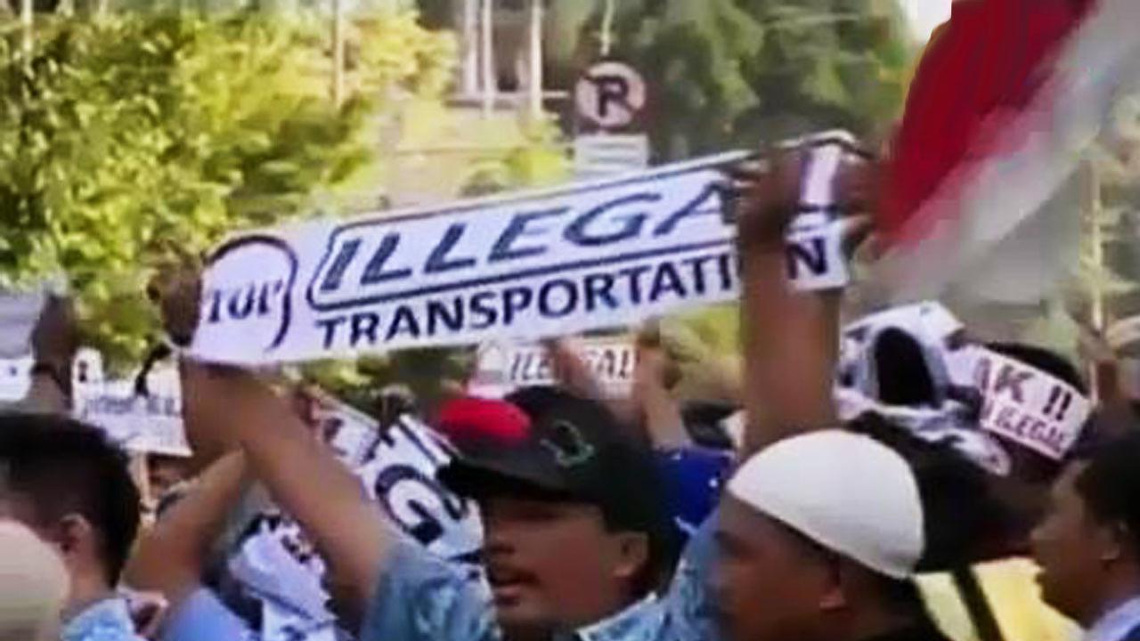 VIDEO: Sopir Taksi Desak Menkominfo Blokir Aplikasi Online