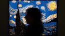 Seseorang berdiri di dekat patung "Starry night" yang terbuat dari susunan balok lego pada pameran Art of the Brick di Turin, Italia, Kamis (15/11). Pameran tersebut menampilkan berbagai patung lego karya seniman AS, Nathan Sawaya. (MARCO BERTORELLO/AFP)
