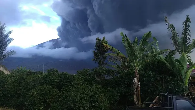 Gunung Sinabung Kembali Erupsi dan Keluarkan Abu Vulkanik