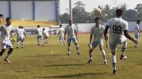 Persib B menjalani latihan di SPOrT Arcamanik, Bandung, Rabu (19/6/2019). (Bola.com/Erwin Snaz)