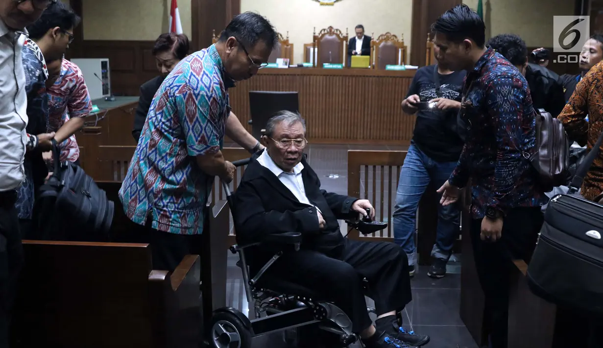 Direktur Utama PT Wijaya Kusuma Emindo (WKE), Budi Suharto usai sidang perdana di Pengadilan Tipikor, Jakarta, Rabu (20/1). Budi Suharto diduga terlibat perkara suap proyek pembangunan SPAM milik Kementerian PUPR. (Liputan6.com/Helmi Fithriansyah)