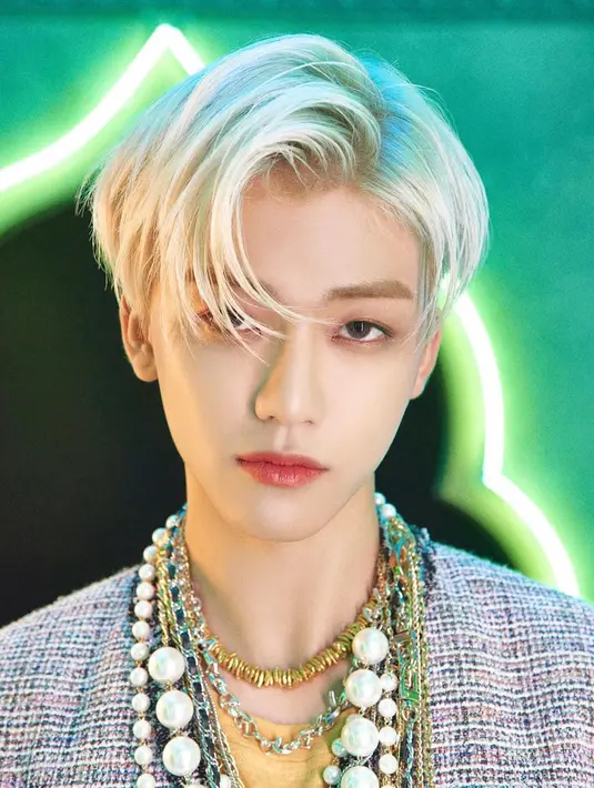Selain coklat terang, member yang sering disapa Nana ini pernah tampil nyentrik dengan rambut silver. Promosi lagu Make A Wish, penampilannya pun sukses bikin terpesona. (Liputan6.com/IG/@na.jaemin0813)