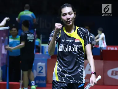 Ganda campuran Indonesia, Gloria Emanuelle Widjaja mengepalkan tangan usai mengalahkan Ricky Karandasuwardi/Debby Susanto pada8 besar Indonesia Open 2018 di Istora GBK, Jakarta, Jumat (6/7). (Liputan6.com/Helmi Fithriansyah)