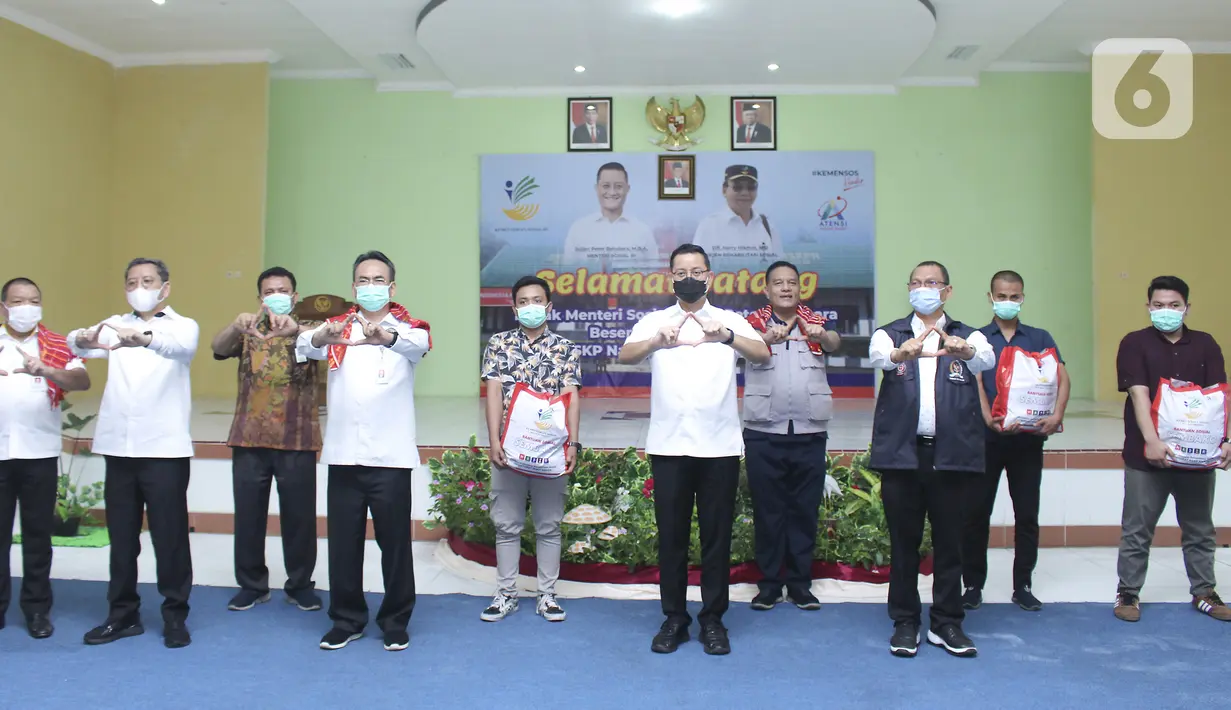 Mensos Juliari P Batubara (tengah), jajaran Direksi dan Kepala Rehabilitasi Sosial Korban Penyalahgunaan NAPZA pada acara bantuan sembako penanganan Covid-19 di Balai Rehabilitasi Sosial Korban Penyalahgunaan NAPZA ‘Insyaf’, Deli Serdang, Sumut, Jumat (13/11/2020). (Liputan6.com/Pool/Kemensos)