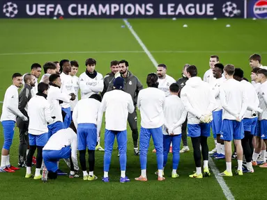 Pelatih Real Madrid asal Spanyol, Alvaro Arbeloa (tengah) bersama para pemain berkumpul dalam lingkaran selama sesi latihan jelang matchweek kedelapan Liga Champions 2025-2026 melawan SL Benfica di stadion Luz, Lisbon pada Selasa 27 Januari 2026. Kamis (29/1/2026) dini hari WIB nanti, Real Madrid akan bertanding di Estadio Da Luz. (FILIPE AMORIM/AFP)