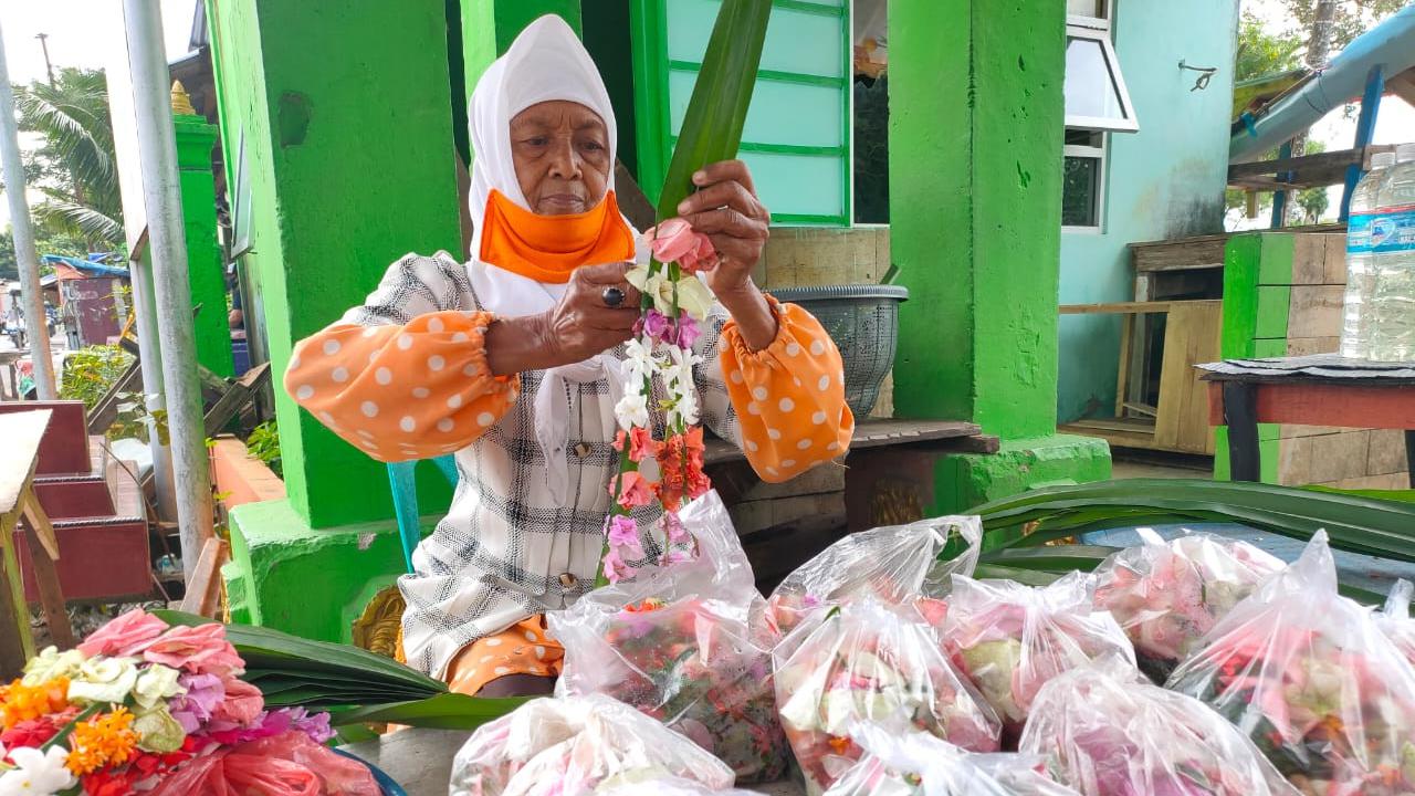 Untaian Semangat dari Nenek Penjual Kembang Kuburan di Palembang