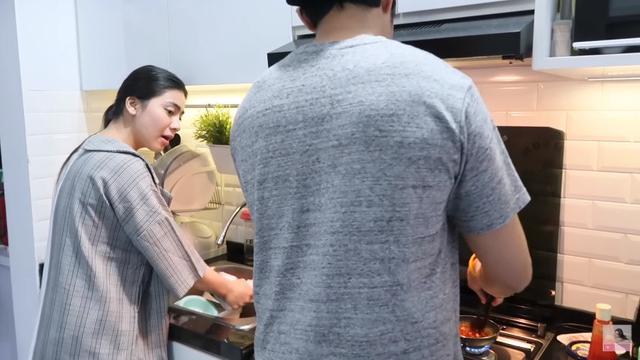 7 Momen Caesar Hito Bareng Felicya Angelista Masak untuk Makan Malam