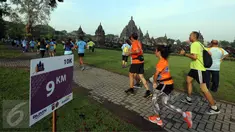 Para peserta mengikuti Mandiri Jogja Marathon 2017 di kompleks Candi Prambanan, Sleman, Minggu (23/4). Marathon jarak 42 km yang diikuti sekitar 5.800 peserta ini dilepas oleh Gubernur DIY Sri Sultan Hamengkubuwono X. (Liputan6.com/Johan Tallo)