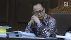 Terdakwa dugaan korupsi penerbitan SKL BLBI, Syafruddin Arsyad Temenggung saat menjalani sidang lanjutan di Pengadilan Tipikor, Jakarta, Senin (6/8). Sidang mendengar keterangan dua saksi ahli. (Liputan6.com/Helmi Fithriansyah)