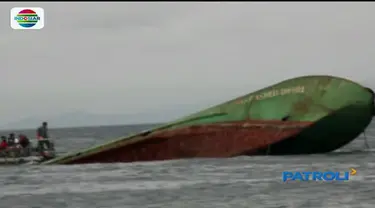 TNI Angkatan Laut menenggelamkan satu kapal nelayan asal Filipina di perairan Taman Nukila, Kota Ternate, Maluku Utara.