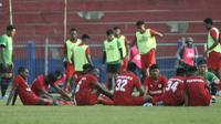 Pemain Persipura saat jeda dalam uji.coba melawan Persik. Nasib wakil Indonesia di Piala AFC ini terkatung-katung jadwal yang belum jelas. (Bola.com/Gatot Susetyo)