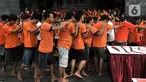 Para tersangka digiring ke dalam mobil tahanan usai rilis hasil Operasi Sikat Jaya 2019 di Mapolda Metro Jaya, Jakarta, Senin (25/11/2019). Operasi Sikat Jaya 2019 yang berlangsung pada 12-26 November di wilayah hukum Polda Metro Jaya berhasil menjaring 3.314 tersangka. (merdeka.com/Iqbal Nugroho)