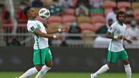 Pemain Arab Saudi Salem al-Dawsari mengontrol bola saat melawan Oman pada pertandingan sepak bola Kualifikasi Piala Dunia 2022 di Stadion King Abdullah Sport City, Jeddah, Arab Saudi, 27 Januari 2022. Arab Saudi menang 1-0. (AFP)