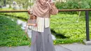 Jalan-jalan ke taman kota, Anisa memilih gamis 3 tone berupa coklat, abu-abu, dan putih. (Instagram/anisarahma_12).
