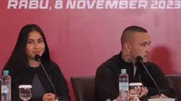 Pesepak bola Radja Nainggolan (kanan) dan Sabreena Dressler saat acara konferensi pers di Jakarta, Rabu (8/11/2023). Kehadiran keduanya sebagai duta Piala Dunia U-17 2023 diharapkan bisa membuat ajang dua tahunan itu semakin semarak di Indonesia. (Bola.com/Adine Wirya)