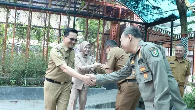 Potret Sahrul Gunawan dan Dine Mutiara sedang bersalaman (Sumber: Instagram/dine.pearl dan Instagram/sahrulgunawanofficial)